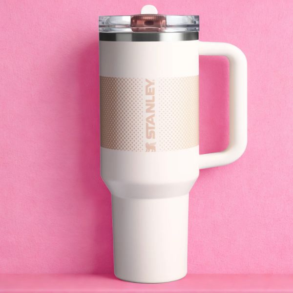 Gourde Stanley Protour blanche sur fond rose abstrait