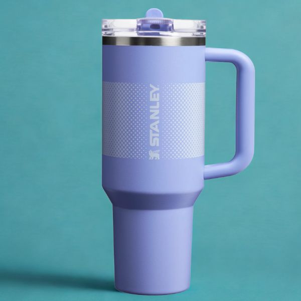 Quencher Stanley Cup bleu sur fond bleu abstrait