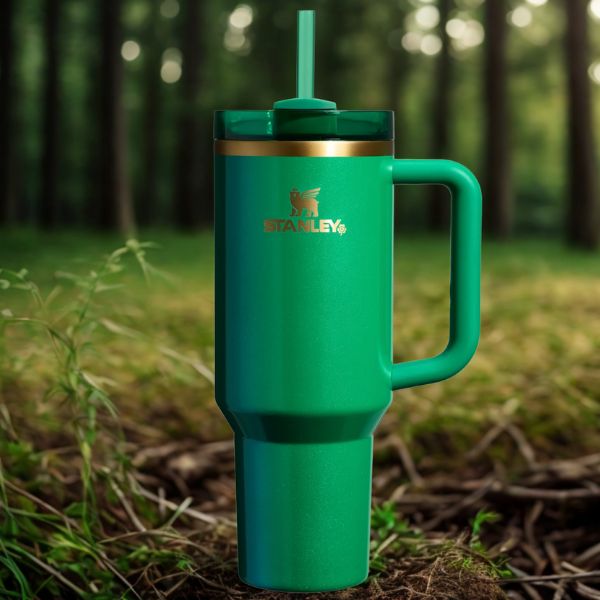 Gourde Stanley Quencher Saint Patrick dans la forêt.