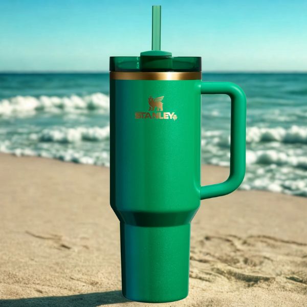 Gourde Stanley Quencher Saint Patrick dans le sable, sur la plage