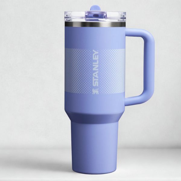 Gourde stanley modèle proflip bleu sur fond gris abstrait