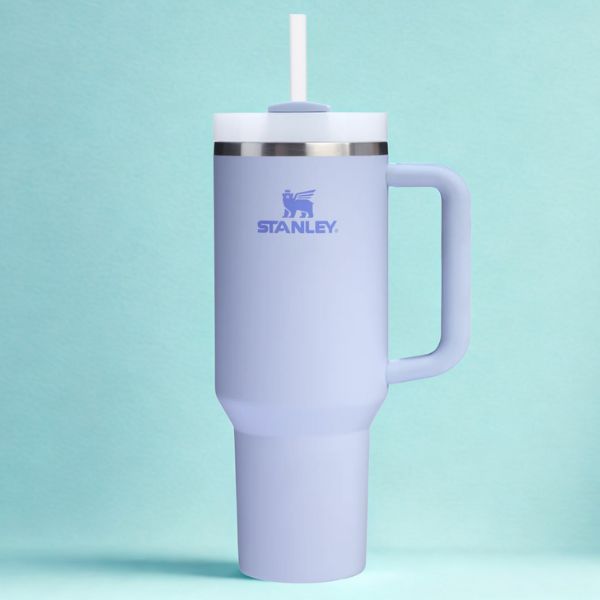 Gourde Stanley Adventure bleue sur fond bleu