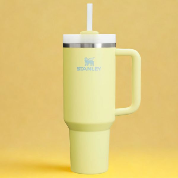 Gourde Stanley Adventure jaune sur fond jaune
