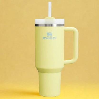 Gourde Stanley Adventure jaune sur fond jaune