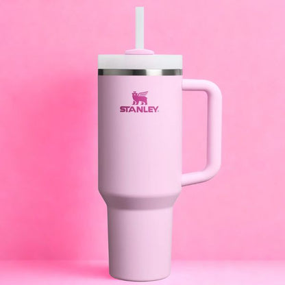 Gourde Stanley Adventure rose sur fond rose