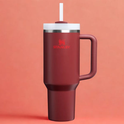 Gourde Stanley Adventure rouge sur fond rouge