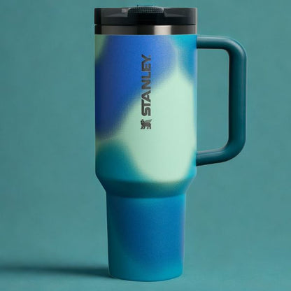 Stanley Cup Quencher ProTour edition NewFrequency sur fond bleu abstrait