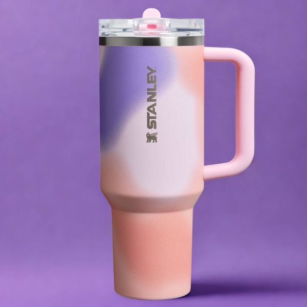 Stanley Cup Quencher ProTour edition NewFrequency (rose) sur fond mauve abstrait