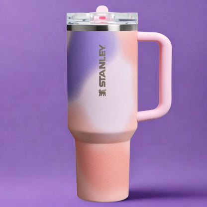 Stanley Cup Quencher ProTour edition NewFrequency (rose) sur fond mauve abstrait