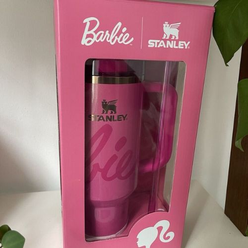 Photo d'une gourde stanley barbie encore dans son emballage sur fond blanc