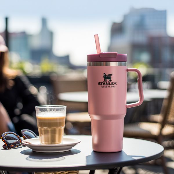 Stanley cup rose sur terrasse de café