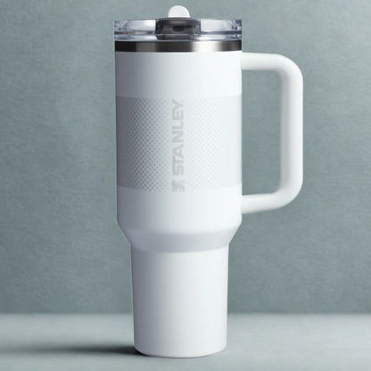 Gourde Stanley Cup Protour gris sur fond gris abstrait