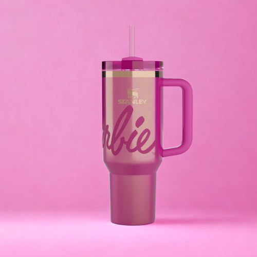 Gourde Stanley Cup edition limitée barbie sur fond rose abstrait