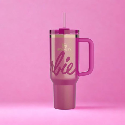 Gourde Stanley Cup edition limitée barbie sur fond rose abstrait