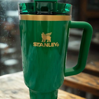 Gourde Stanley Quencher Saint Patrick sur une table dans un café