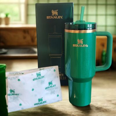 Gourde Stanley Quencher Saint Patrick sortie de son emballage, posé sur une table de cuisine