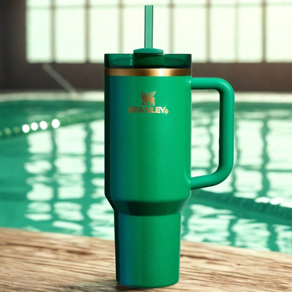Gourde Stanley Quencher Saint Patrick en bord de piscine