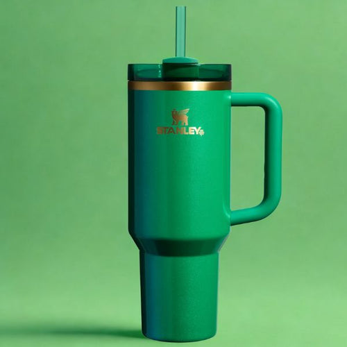 Stanley cup quencher verte version saint patrick sur fond vert abstrait